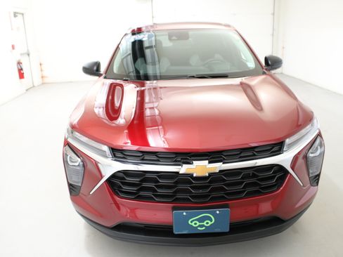 Used 2024 Chevrolet Trax LS FWD image 3