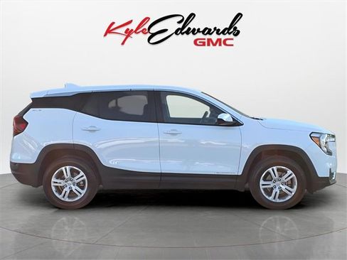 Used 2024 GMC Terrain SLE image 4