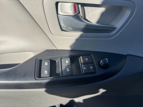 Used 2016 Toyota Sienna LE image 12