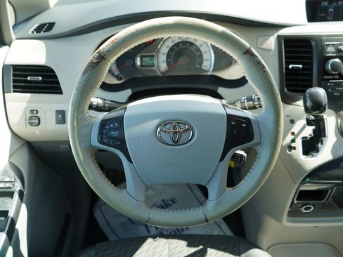 Used 2014 Toyota Sienna SE FWD image 18