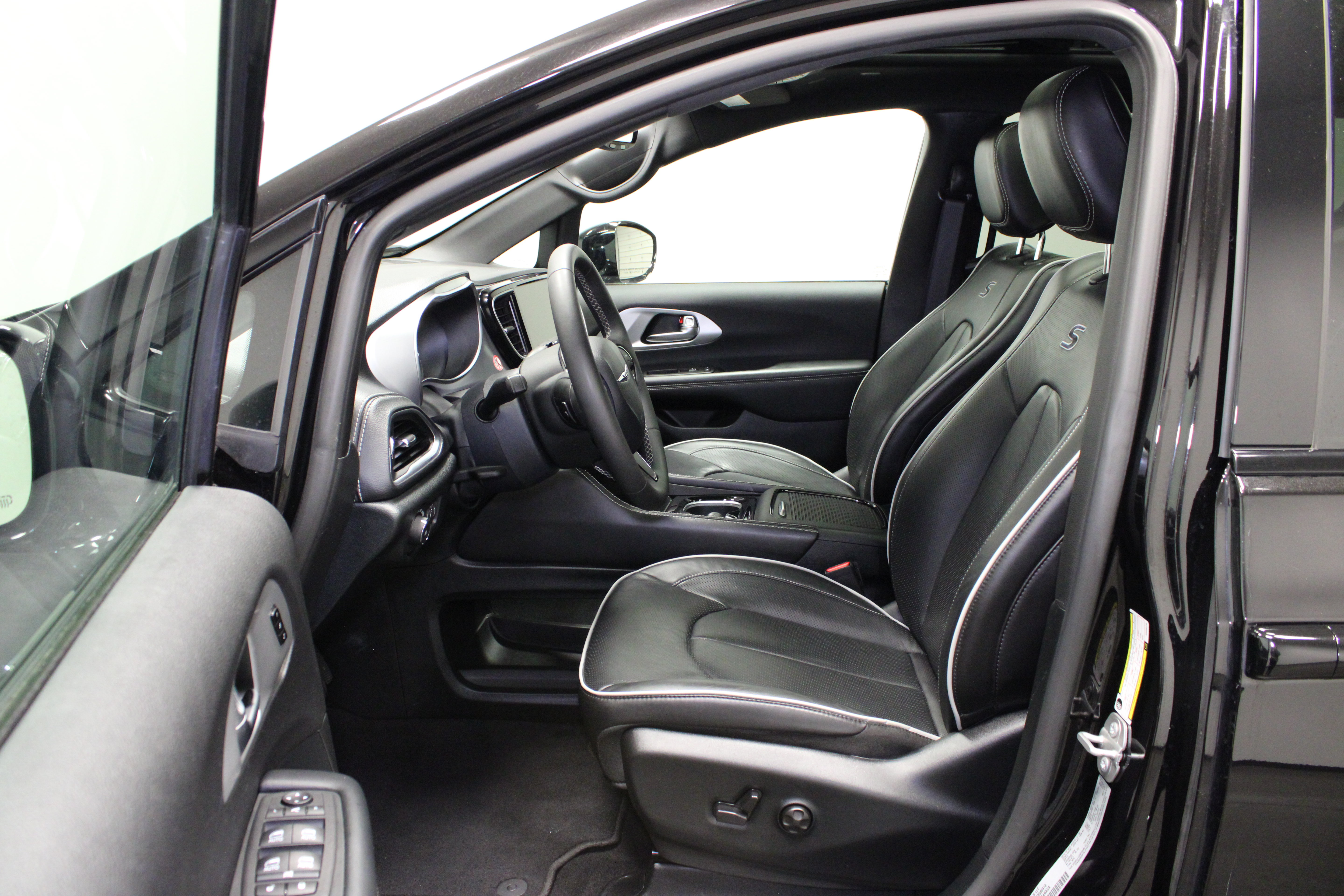 Used 2025 Chrysler Pacifica Limited FWD image 13