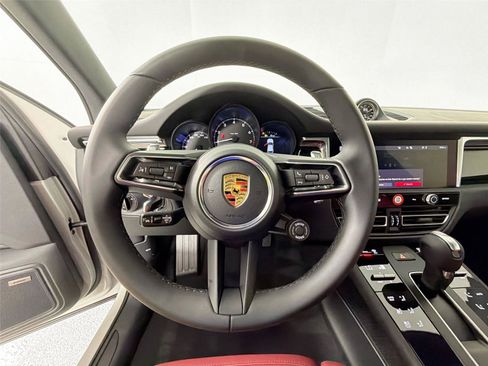 Certified 2026 Porsche Macan AWD/4WD image 20