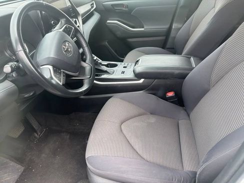 Used 2023 Toyota Highlander LE FWD image 3