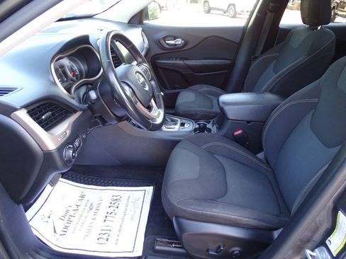 Used 2016 Jeep Cherokee 4WD Latitude w/ Comfort & Convenience Group image 15