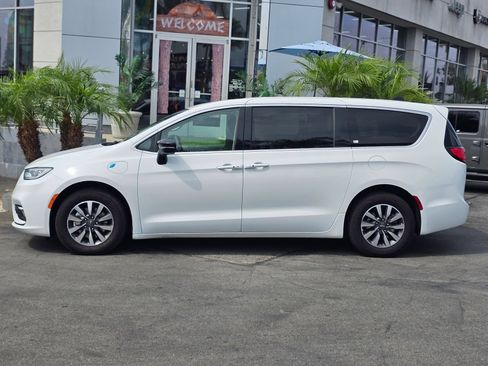 Used 2024 Chrysler Pacifica Limited FWD image 5