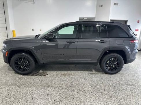 New 2025 Jeep Grand Cherokee Altitude image 23