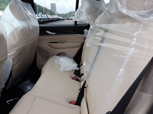 New 2025 Jeep Grand Cherokee Limited w/ MOPAR Finishing Package image 13