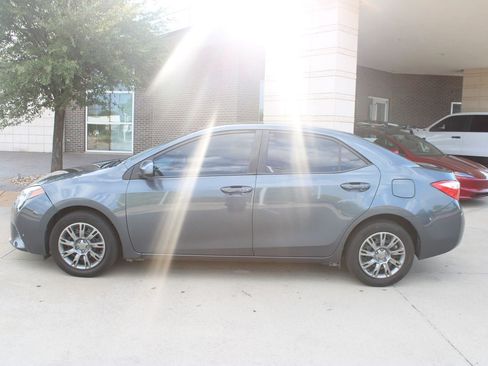 Used 2016 Toyota Corolla LE FWD image 2
