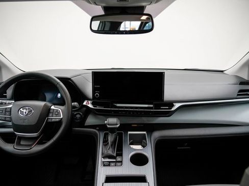 Used 2025 Toyota Sienna XLE image 19