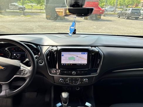 Used 2023 Chevrolet Traverse LT w/ LT Premium Package AWD/4WD image 7