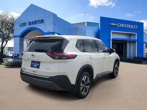 Used 2021 Nissan Rogue SV image 3