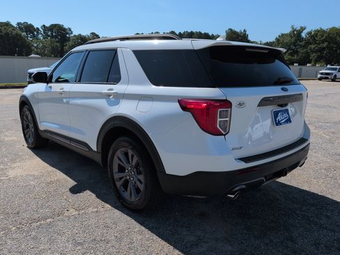 Certified 2023 Ford Explorer XLT w/ Equipment Group 202A RWD image 5