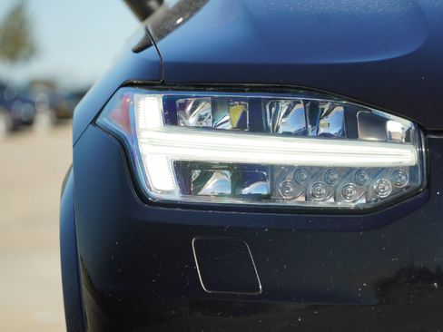 Used 2020 Volvo XC90 T6 Momentum w/ Advanced Package image 2