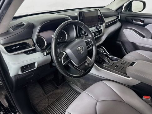 Used 2023 Toyota Highlander XLE AWD/4WD image 9