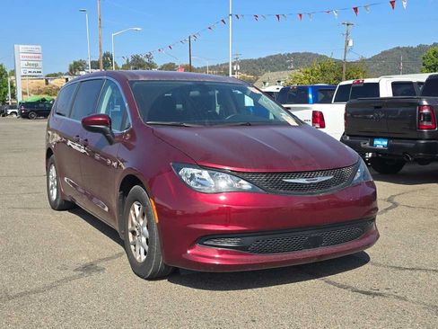 Used 2022 Chrysler Voyager LX FWD image 18