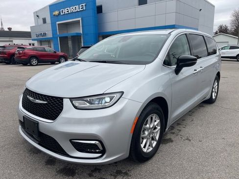 Used 2024 Chrysler Pacifica Touring-L image 2