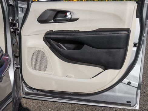 Used 2021 Chrysler Pacifica Touring-L image 47