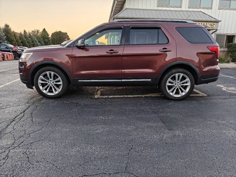 Used 2018 Ford Explorer XLT w/ Equipment Group 202A AWD/4WD image 2