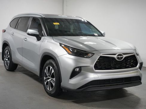 Certified 2024 Toyota Highlander XLE image 3
