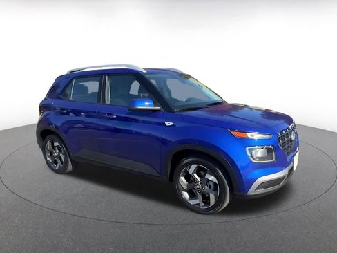 Used 2025 Hyundai Venue SEL FWD image 2