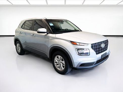 Used 2021 Hyundai Venue SE FWD image 3