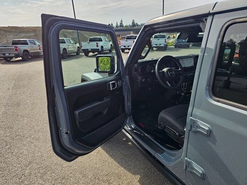 Used 2025 Jeep Wrangler Unlimited Rubicon w/ Convenience Group AWD/4WD image 18