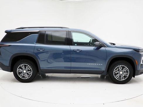 Used 2025 Chevrolet Traverse LT image 3
