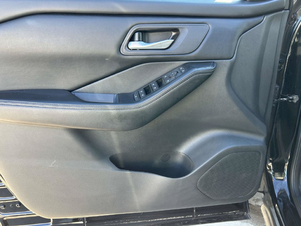 Used 2025 Nissan Rogue SV AWD/4WD image 12