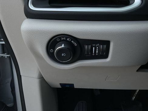 Used 2024 Chrysler Pacifica Touring-L FWD image 18