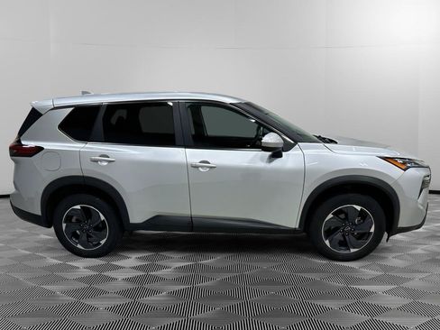Used 2024 Nissan Rogue SV FWD image 4