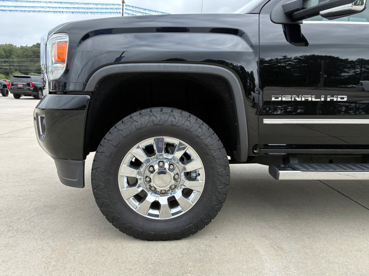 Used 2017 GMC Sierra 2500 Denali w/ Duramax Plus Package AWD/4WD image 7