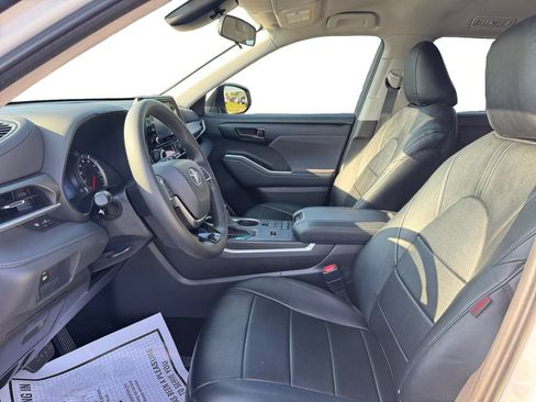 Used 2021 Toyota Highlander L FWD image 9