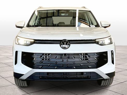 Used 2025 Volkswagen Tiguan SE image 3