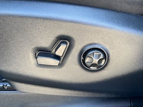 Used 2025 Chrysler Pacifica Select image 19