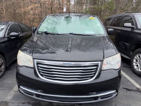 Used 2013 Chrysler Town & Country Touring image 2