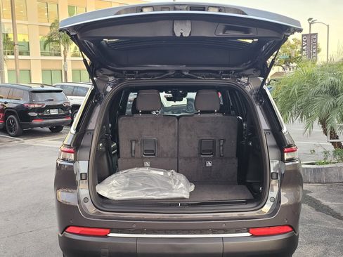 New 2025 Jeep Grand Cherokee L Laredo image 7