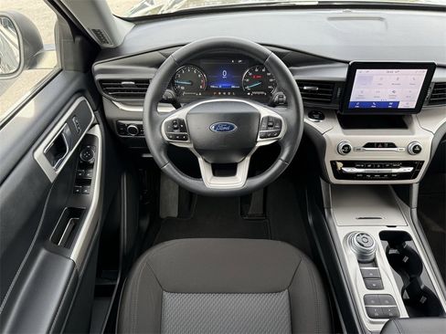 Used 2024 Ford Explorer XLT image 15