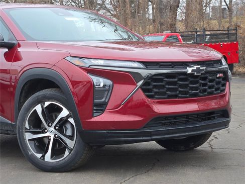 Used 2024 Chevrolet Trax RS w/ Driver Confidence Package image 2