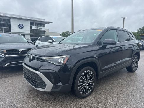 Used 2025 Volkswagen Taos SE w/ Panoramic Sunroof Package image 18