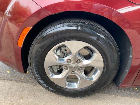 Used 2018 Chrysler Pacifica Limited FWD image 24
