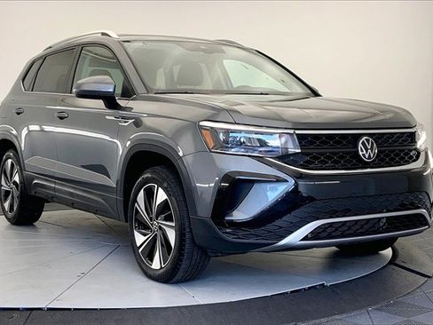 Used 2024 Volkswagen Taos SE image 1