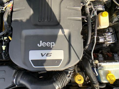 Used 2017 Jeep Wrangler Rubicon w/ Power Convenience Group image 23