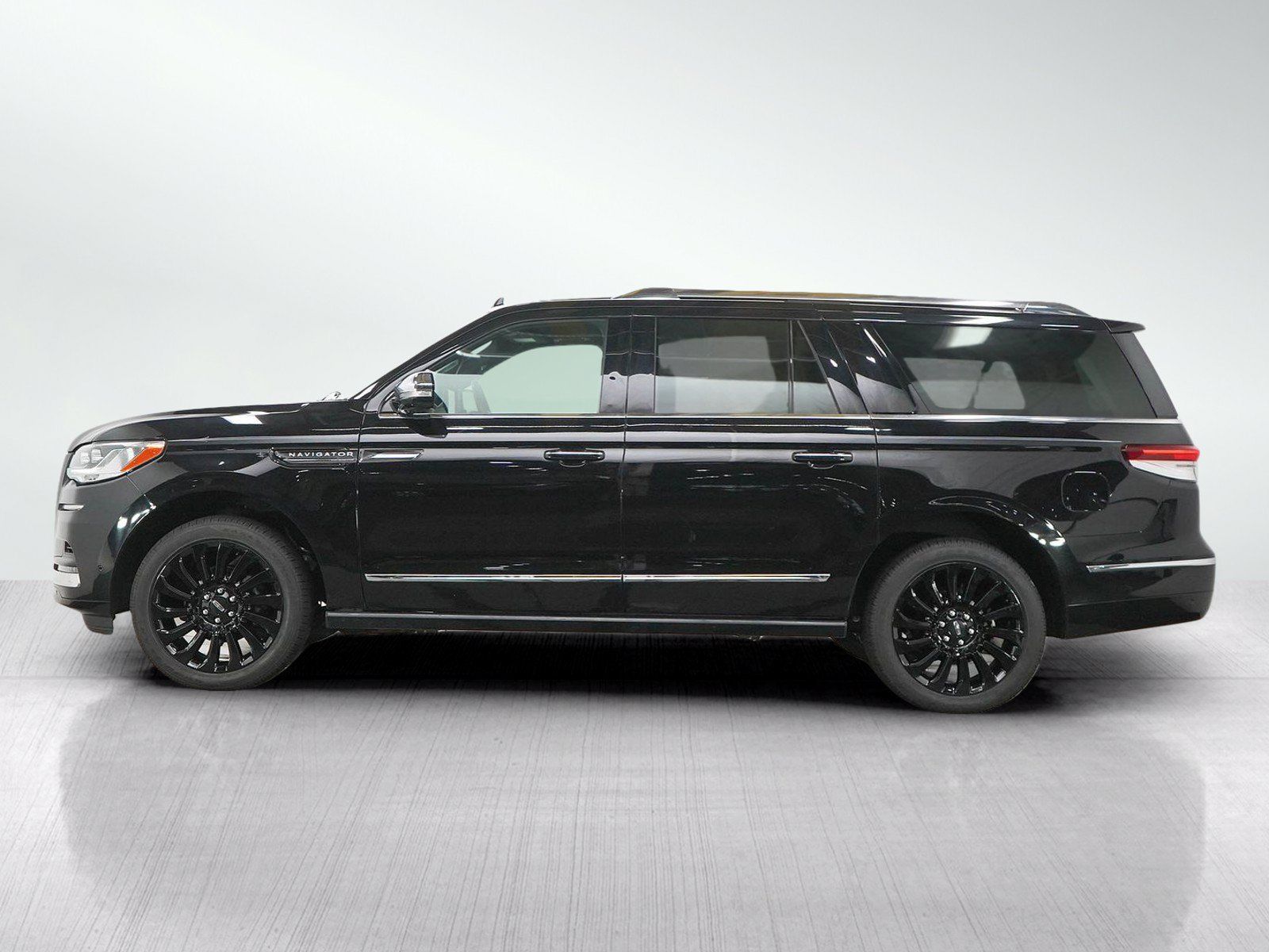 Used 2024 Lincoln Navigator L Black Label AWD/4WD image 2
