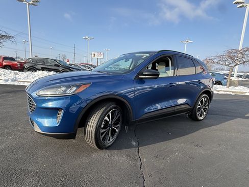 Used 2022 Ford Escape SE w/ SE Sport Appearance Package image 4