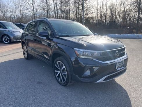 Certified 2022 Volkswagen Taos SE image 5