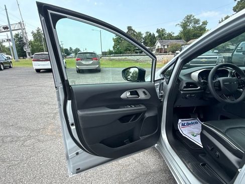 Used 2024 Chrysler Pacifica Limited w/ S Appearance Package FWD image 18
