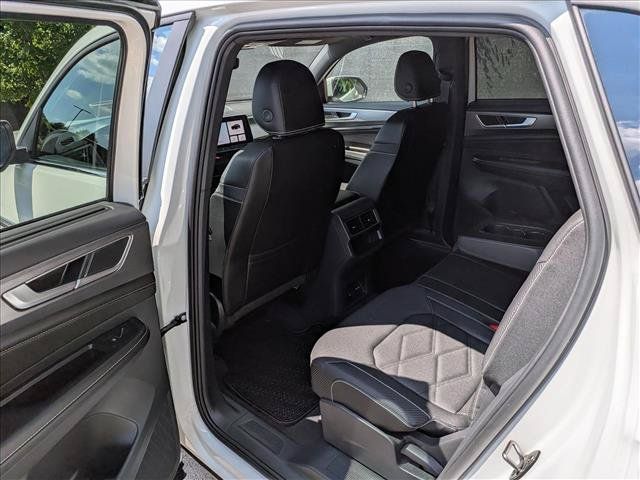 Certified 2025 Volkswagen Atlas Cross Sport SE w/ Panoramic Sunroof Package AWD/4WD image 23