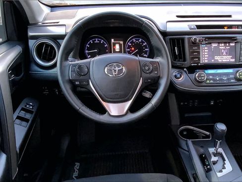 Used 2018 Toyota RAV4 XLE AWD/4WD image 6