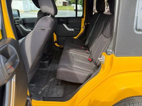 Used 2015 Jeep Wrangler Unlimited Sahara w/ Connectivity Group AWD/4WD image 19