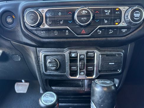 Used 2021 Jeep Wrangler Unlimited Sahara AWD/4WD image 19